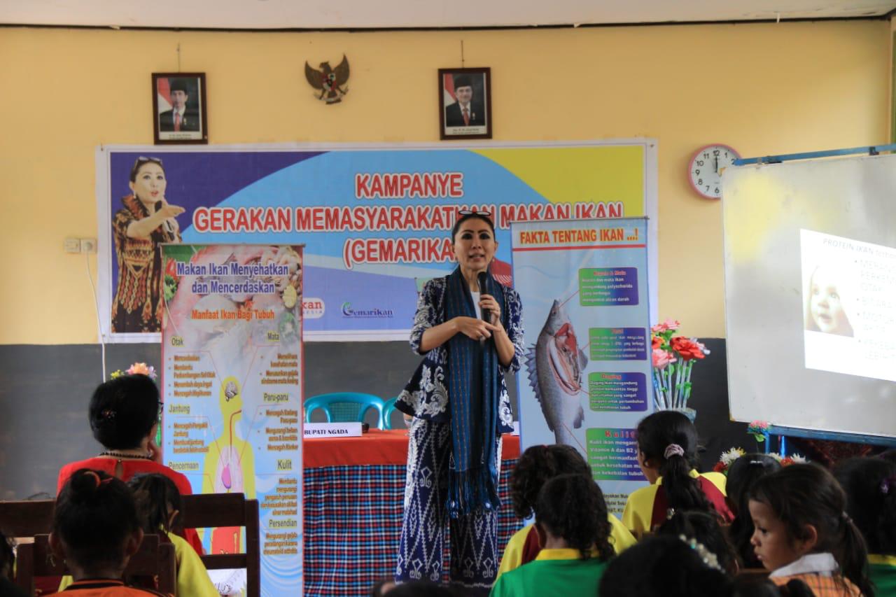 Julie Sutrisno Laiskodat Ajak Anak Bajawa Konsumsi Ikan & Marungga