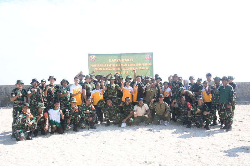 Karya Bakti Kodim 1604/Kupang di Pantai Namosain Jelang HUT Kodam IX Udayana