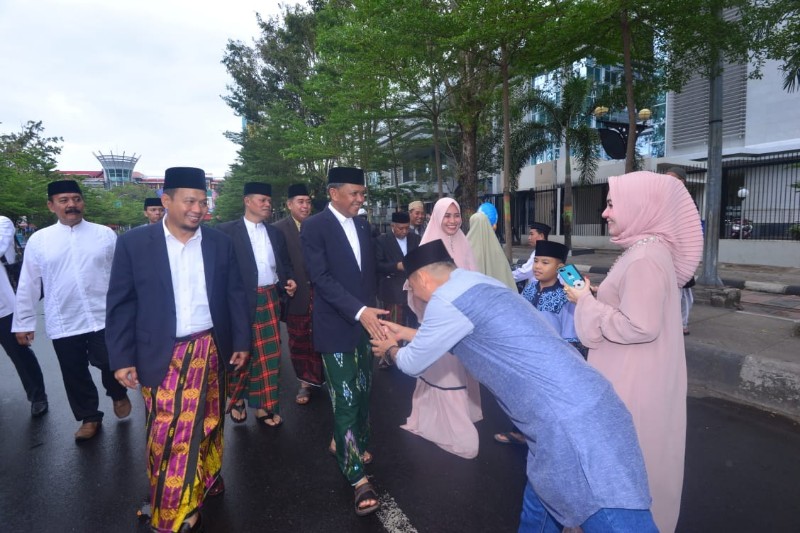 Perdana, Gubernur Sulsel Jalan Kaki 2.2 Km Usai Sholat Idul Fitri