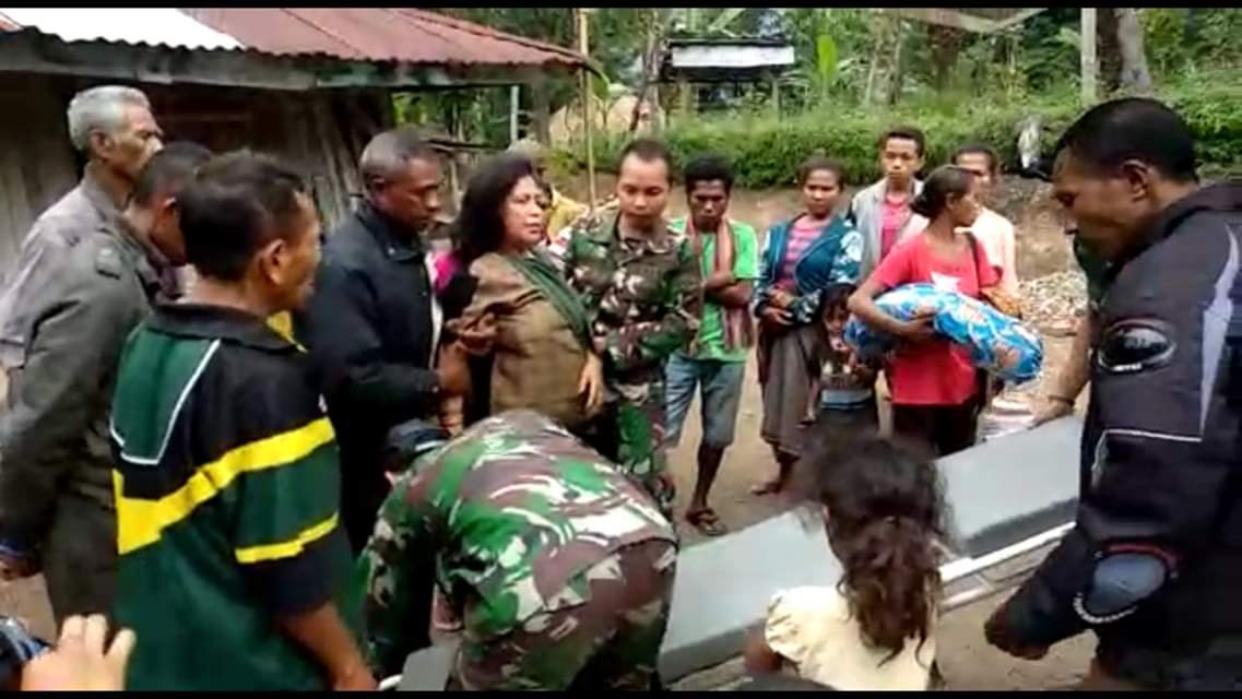 Alami Kecelakaan, Yustina Tpoi Ditolong Satgas Yonif 741
