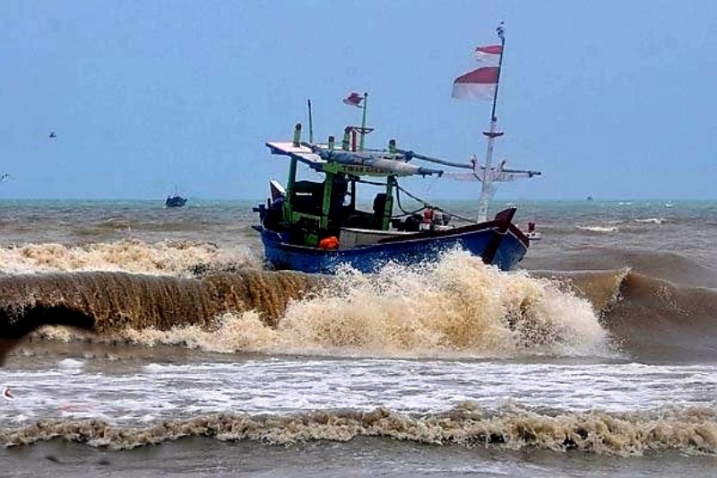 BMKG : ‘Tropical Storm’ Picu Gelombang 4 Meter & Kecepatan Angin 27 Knot