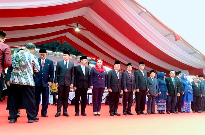 Wali Kota Jefri Riwu Kore Terima Satya Lencana Pembangunan
