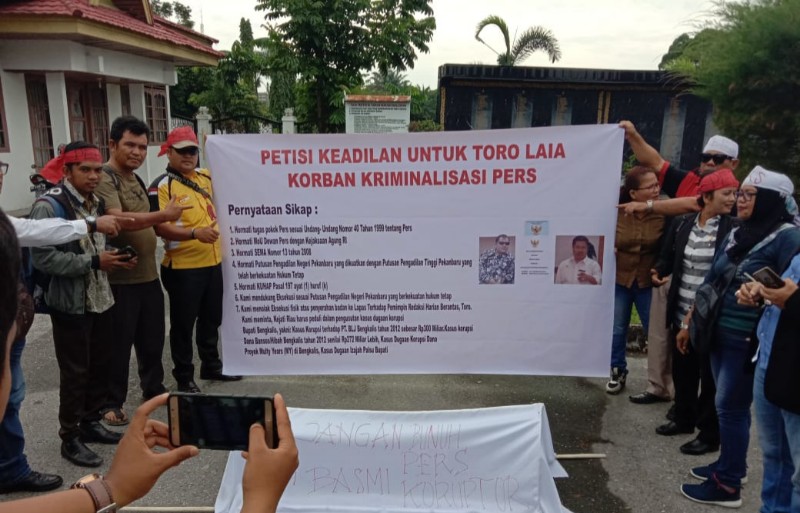 Pers Dikriminalisasi, Puluhan Wartawan Demo di Kejari dan Kejati Riau