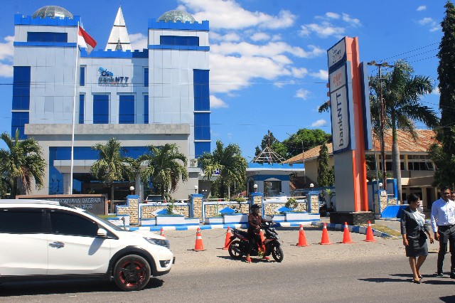 Dirut Bank NTT, Ishak Rihi : “Kantor Bank NTT Sejumlah Pengguna Smartphone”