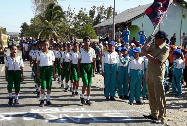 HUT ke-74 RI; Camat Tasifeto Barat Lepas 40 Regu Lomba Gerak Jalan Tingkat SD