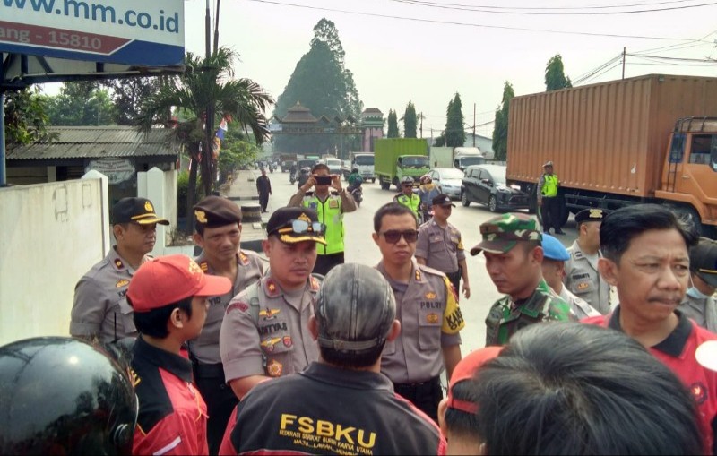 Polisi dan TNI Adang Massa Aksi GEBRAK Menuju Gedung DPR/MPR