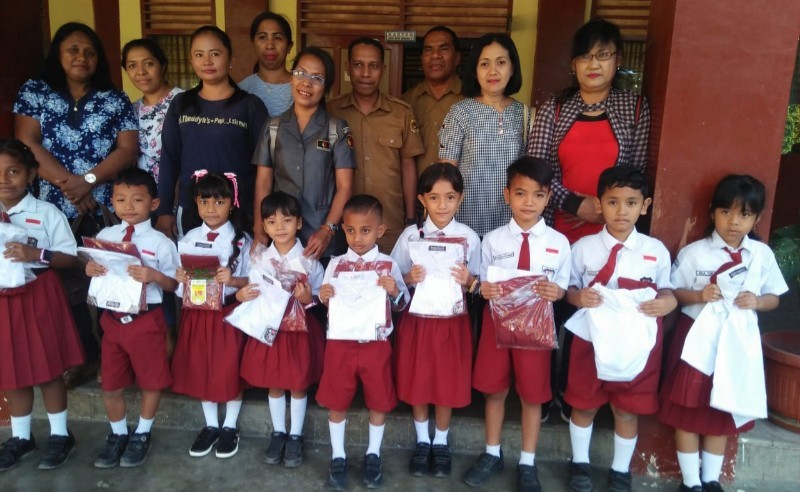 183 Siswa SDK Don Bosko 1 Peroleh Seragam Gratis dari Pemkot Kupang