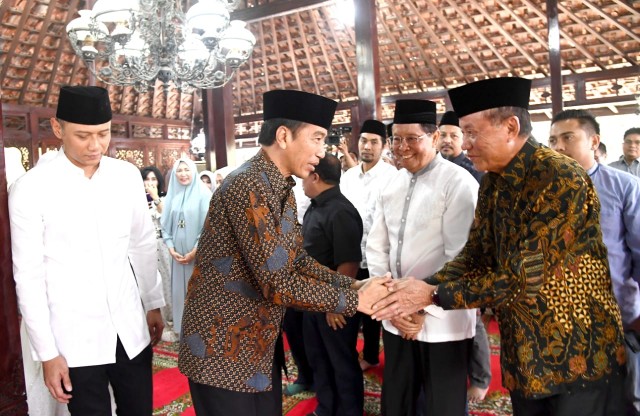 Presiden Jokowi Melayat Ibunda SBY