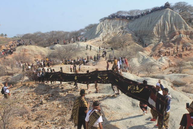 Kain Tenun Tradisional Terpanjang di Dunia Ada di Sabu Raijua