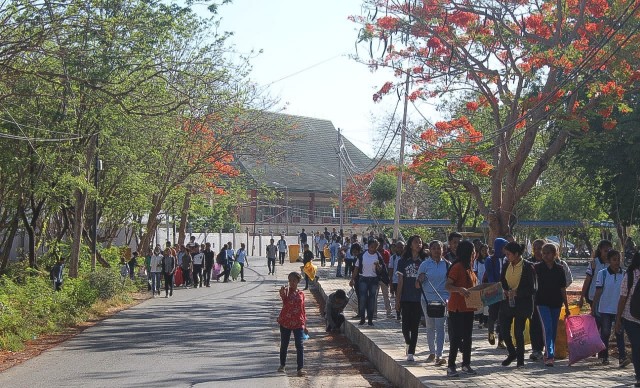 Mahasiswa & Dosen Matematika Undana Jalan Santai Sambil Pungut Sampah