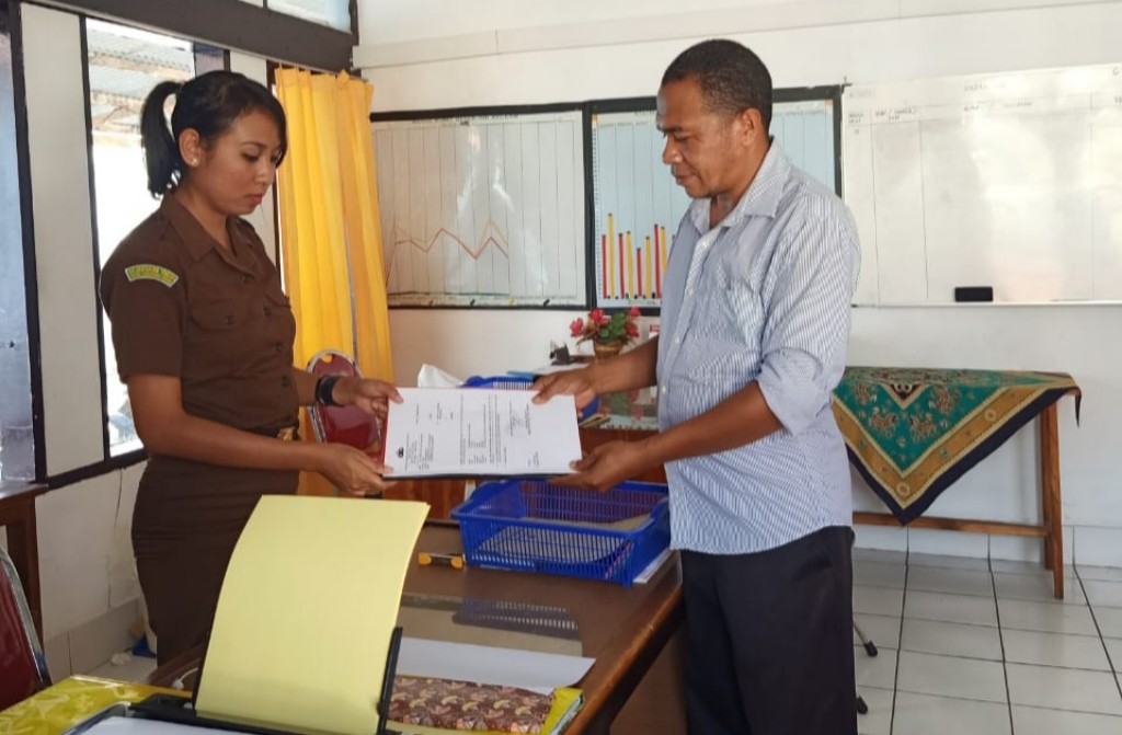 Reskrim Polsek Tasbar Limpahkan Berkas Kasus Kades Nanaet ke Kejari Belu