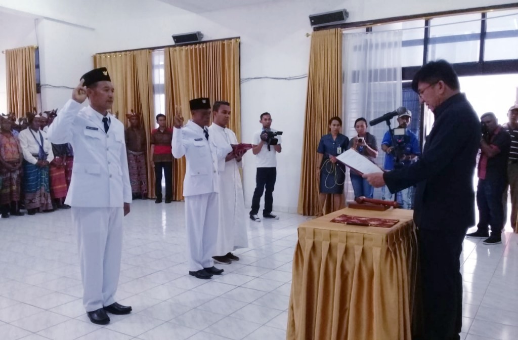 Lantik Dua Kepala Desa, Bupati Belu : ”Sombong itu Awal Kehancuran”