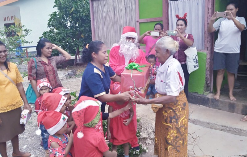 Penanaman Karakter Natal Anak TK Pniel Manulai II, Berbagi dengan Sesama
