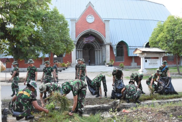 Hari Juang TNI AD 2019, Prajurit TNI Bersihkan Lingkungan & Tempat Ibadah