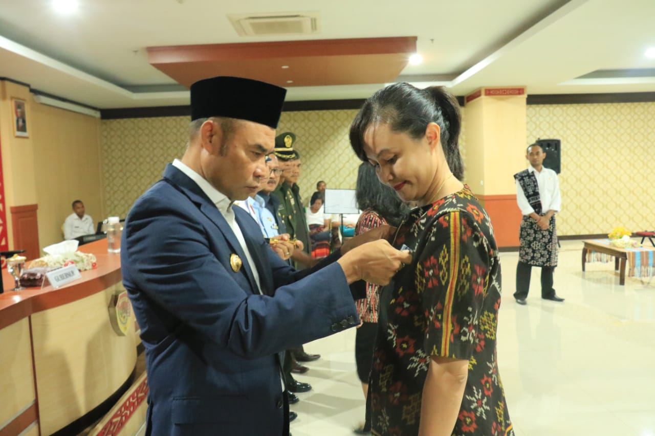 Anugerah Satya Lencana Karya Satya bagi ASN, Gubernur Viktor: ASN Harus Fokus Kerja