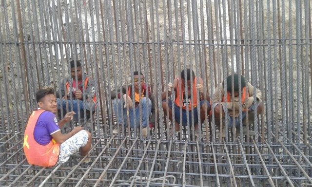 CV Maharani Kupang Belum Bayar Sisa Upah Tukang Besi Jembatan Sabuk Merah
