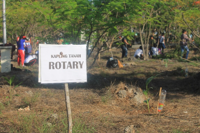 Peduli Lingkungan, Rotary Club Kupang Central Tanam Pohon di Taman Nostalgia