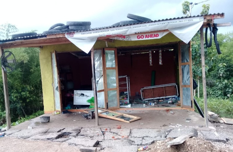 Enam Rumah di Belu Hancur Diserang Massa, Wartawan Diancam