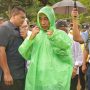 Presiden Jokowi Pakai Jas Hujan Pemberian Warga Saat di Lokasi Longsor