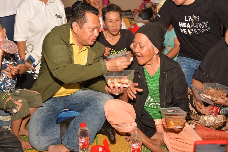 Berkunjung ke Korban Banjir, Bamsoet Beri Bantuan dan Makan Bersama