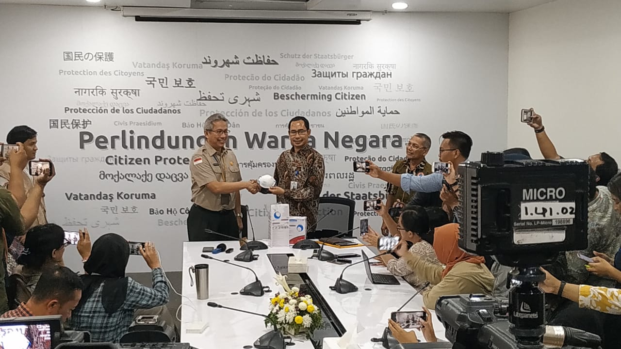 Terkait Virus Corona, BNPB Serahkan 10 Ribu Masker untuk 243 WNI di Tiongkok