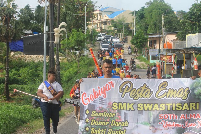 Jalan Sehat Pesta Emas SMK Swastisari Kupang, Dukung Kebersihan Kota Kasih