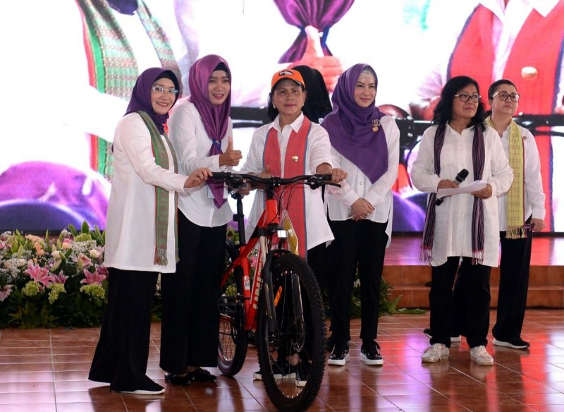 Gaya Iriana Joko Widodo Sosialisasi Pengurangan Sampah Plastik & Sanitasi