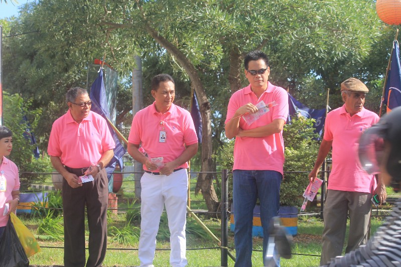 Komisaris & Direksi Bank NTT Berani ‘Pink’ dan Turun ke Jalan di ‘Valentine Day’