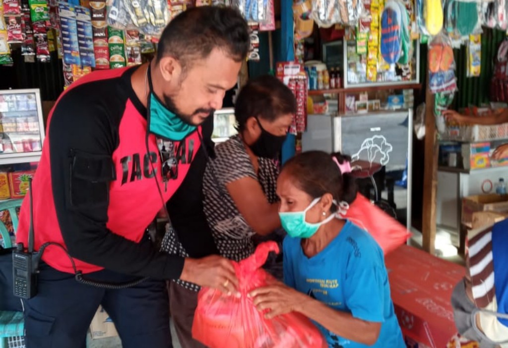 Aksi Kecil Bripka Robert Larimanu bagi Pedagang Asong & Buruh Tenau Kupang