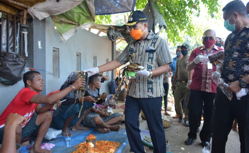 Wali Kota Kupang Terjun Langsung Sebar 1.000 Masker Gratis bagi Warga