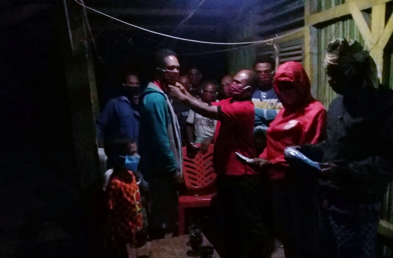 Lawan Covid-19, Ketua Partai PSI Belu Terus Sebar Masker Gratis