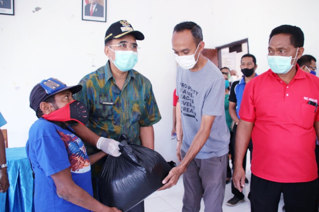 Wali Kota Jefri Serahkan Bantuan Beras kepada Warga di 14 Kelurahan