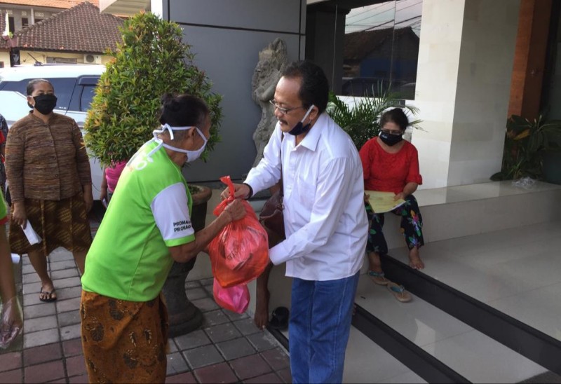 ‘Gerakan Tengok Tetangga’ Aksi Perdiknas Denpasar Bantu Warga Saat Covid-19