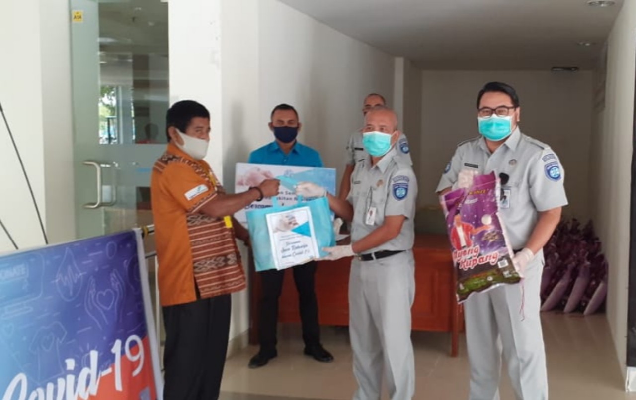 Berlinang Air Mata, Petrus Naisau Terima Bantuan Sembako dari Jasa Raharja