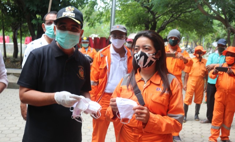 Peduli 284 Petugas Kebersihan Kota Kupang, Wali Kota Jefri Bagi APD