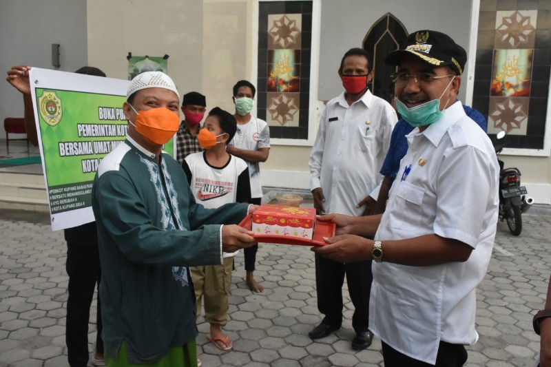 Saat Pandemi, Pemkot Kupang Berbagi Takjil ke Panti Asuhan & Masjid
