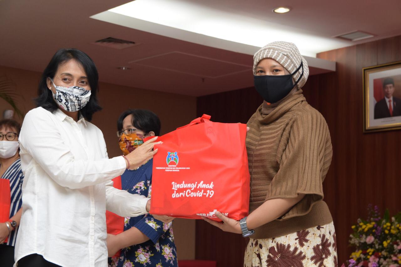 Kementerian PPPA Bagi 1.134 Paket Kebutuhan Spesifik Perempuan & Anak