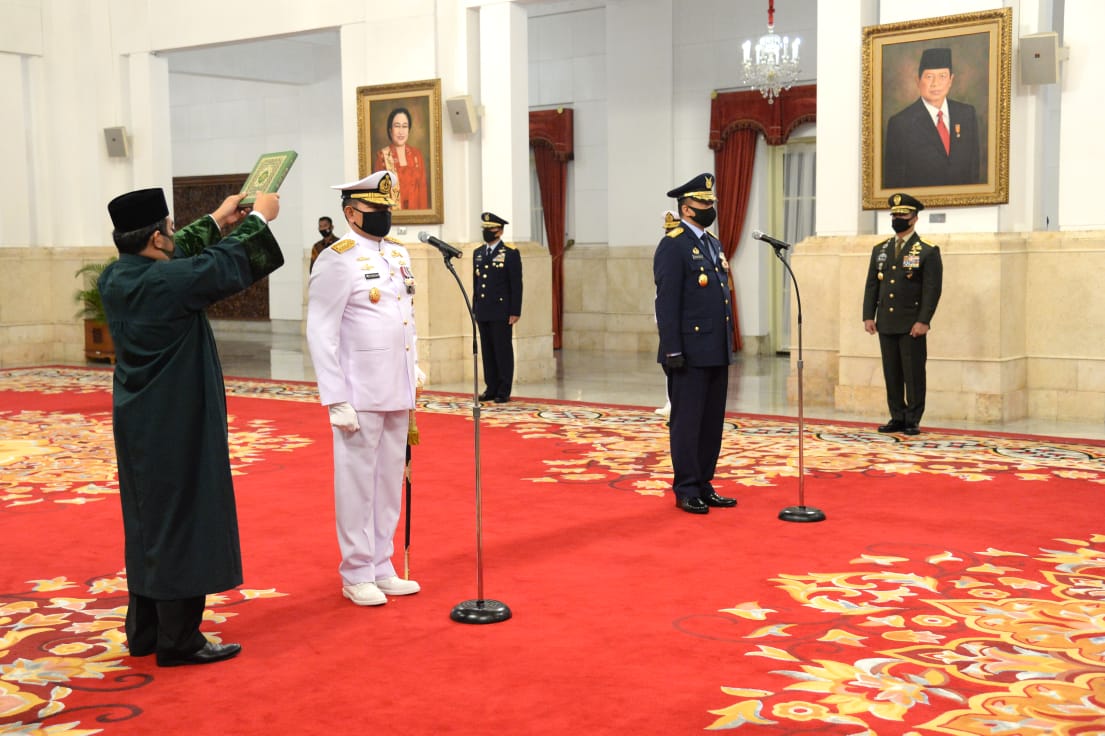 Presiden Jokowi Lantik KSAL dan KSAU di Istana Negara