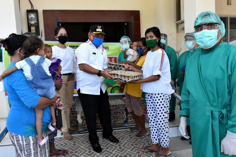PDUI Cabang NTT Bagi 2.400 Telur kepada Warga di Empat Puskesmas