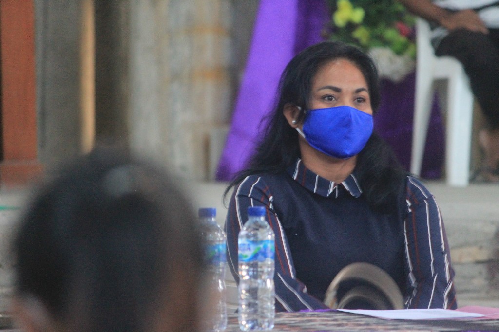 Serahkan Bantuan Kepada Petani Pukdale, Ini Pesan Anita Jacoba Gah