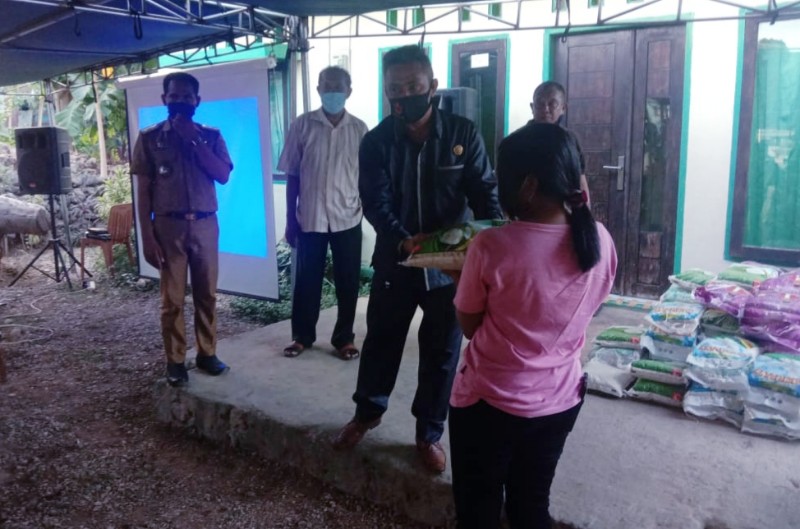 Saat Pandemi, Politisi Muda PSI Kota Kupang Yefta Sooai Bantu 83 Warga Oeba