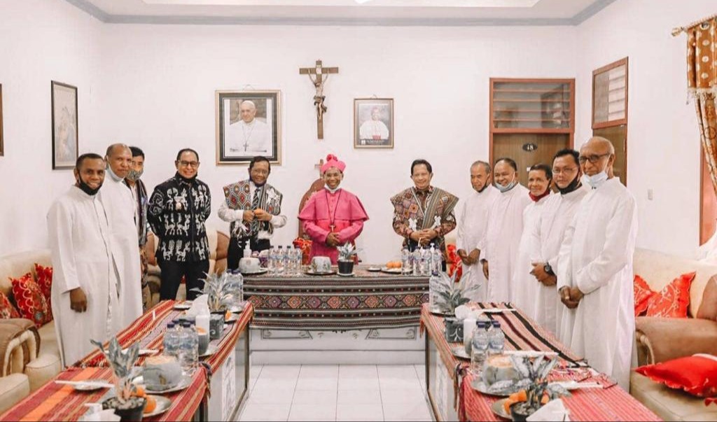 Suguh Menko Polhukam dan Mendagri, Mgr. Domi Saku : Kita adalah Saudara