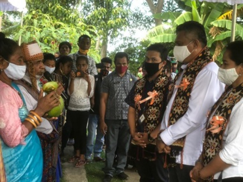 PLN & Bupati Sikka Serahkan BLT dan Token Listrik Gratis di Desa Wolonterang