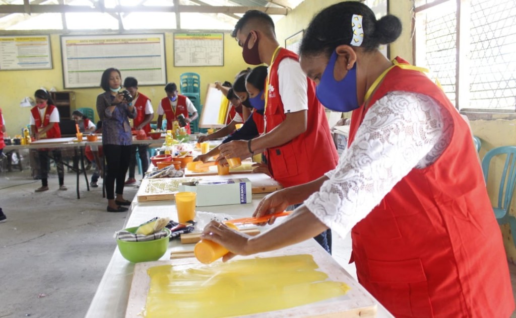 Terampil ‘Digital Marketing’ & Sablon, Milenial Sumba Raih Pelatihan PLN