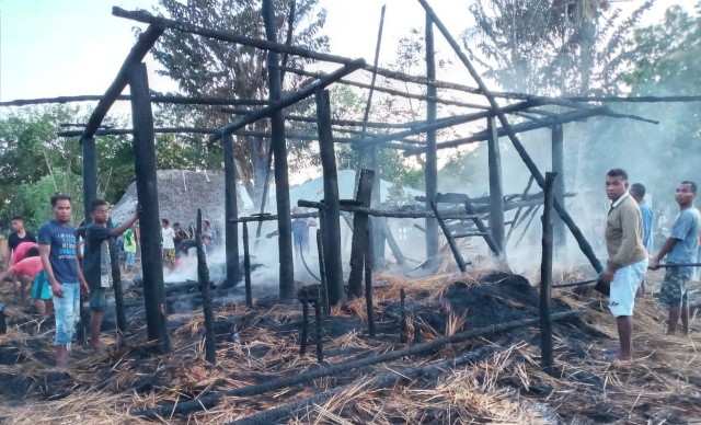 Rumah Adat Suku Telitae di Raimanuk – Belu Ludes Dilahap Api