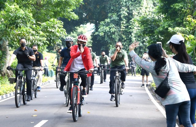 Presiden Jokowi Bersepeda dan Bagikan Masker di Kebun Raya Bogor