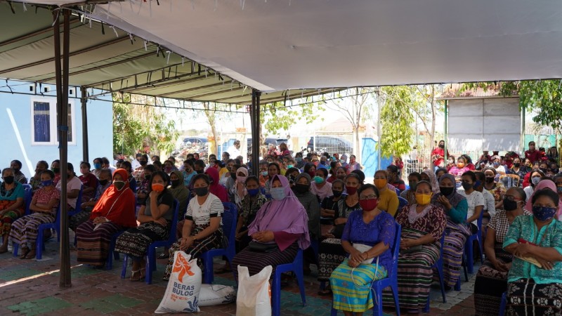 Belasan Ribu Warga Tidak Mampu di Kota Kupang Terima Bantuan Sosial Beras