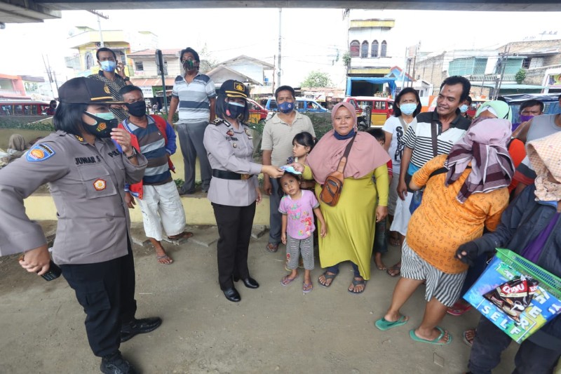 Aksi Humanis 100 Polwan Polda Sumut Amankan Aksi Buruh