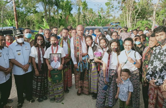 Hadiri Pemakaman Edu Nabunome, VBL Kasih Beasiswa bagi Anak-anaknya