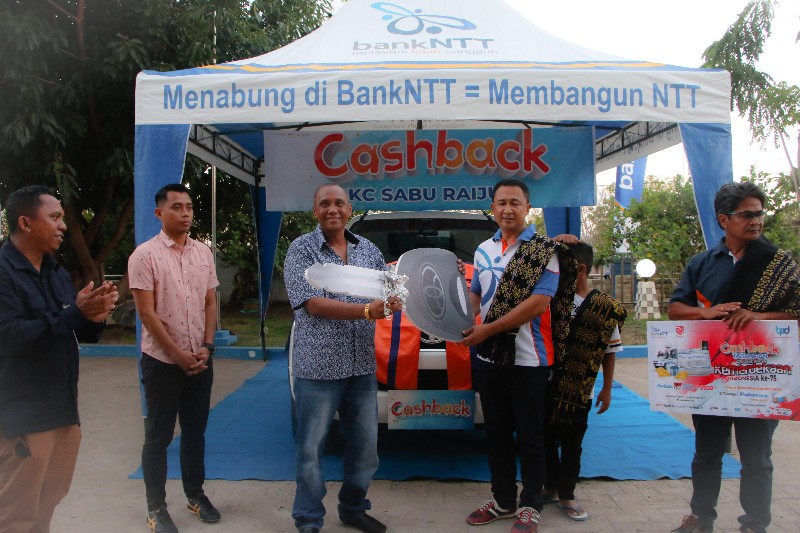 Jhon Bentanone Raih ‘Cashback’ Mobil Toyota Fortuner dari Bank NTT Sabu
